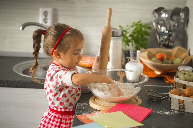 hermosa niña Baker en la cocina