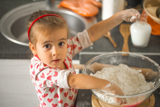 hermosa niña Baker en la cocina