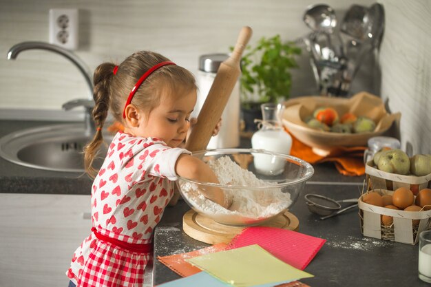 hermosa niña Baker en la cocina