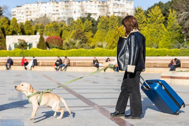 Una hermosa niña caminando en el parque con su perro Foto de alta calidad