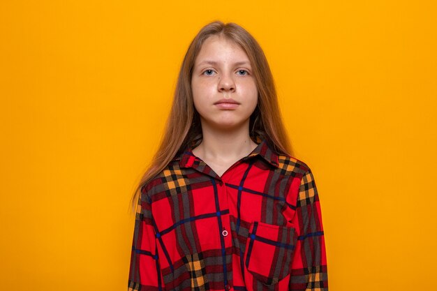 hermosa niña con camisa a cuadros