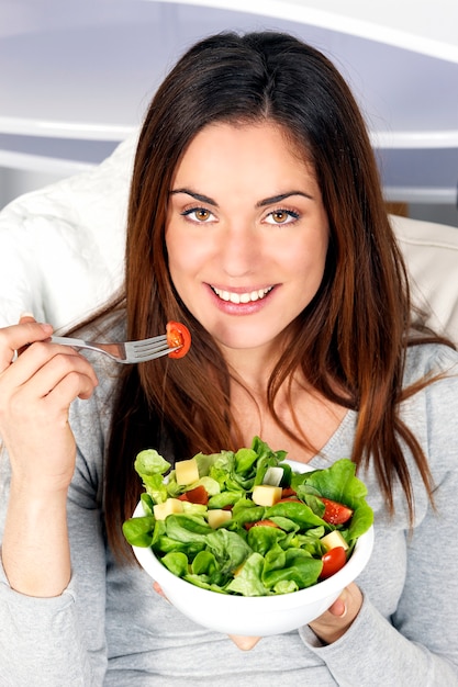 Foto gratuita hermosa niña comiendo alimentos saludables