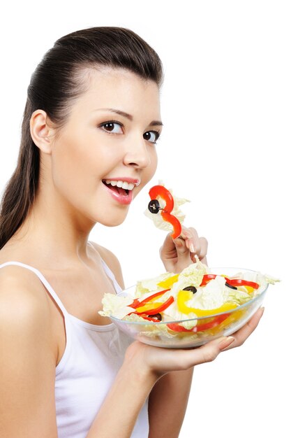 Foto gratuita hermosa niña comiendo verduras - aislado en blanco