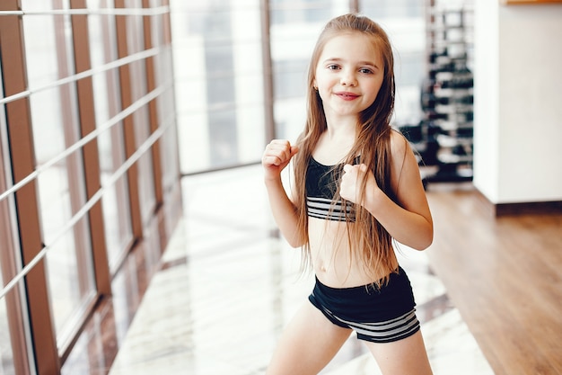 Una hermosa niña se dedica a un gimnasio