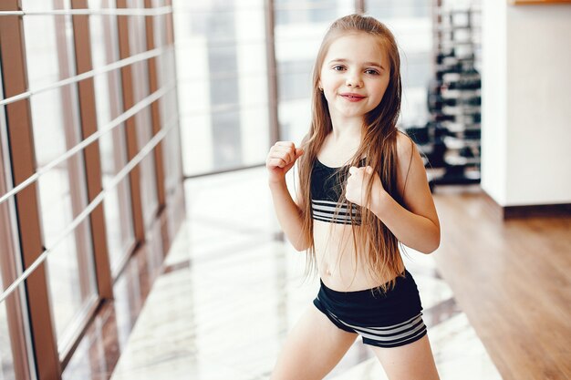 Una hermosa niña se dedica a un gimnasio