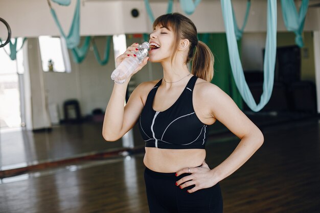 Una hermosa niña se dedica a un gimnasio