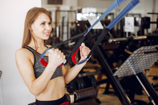 Una hermosa niña se dedica a un gimnasio