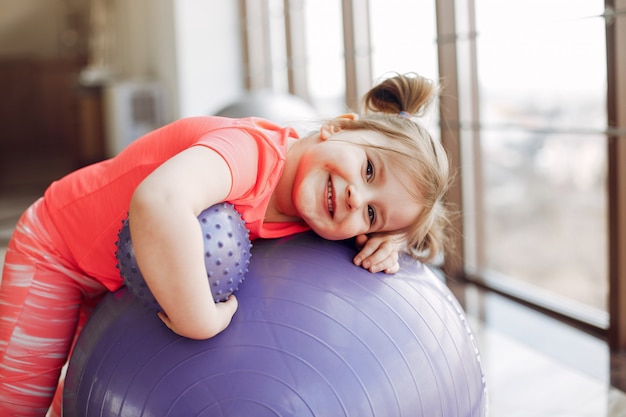 Una hermosa niña se dedica a un gimnasio