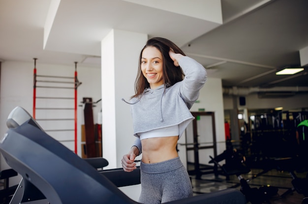 Una hermosa niña se dedica a un gimnasio