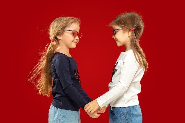 Foto gratuita hermosa niña emocional aislada en rojo