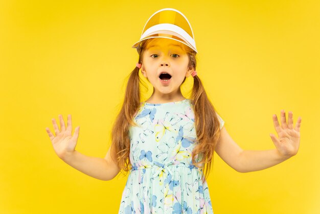 Hermosa niña emocional en amarillo