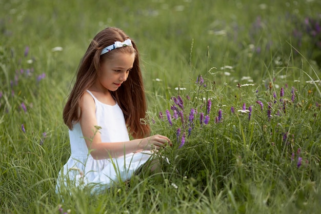 Hermosa niña feliz divirtiéndose en la naturaleza