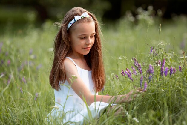 Hermosa niña feliz divirtiéndose en la naturaleza