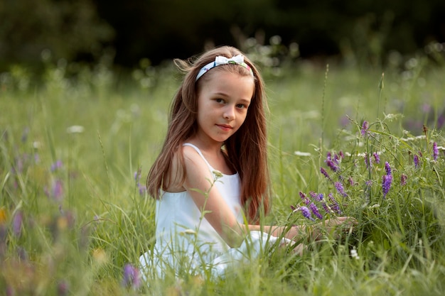 Hermosa niña feliz divirtiéndose en la naturaleza