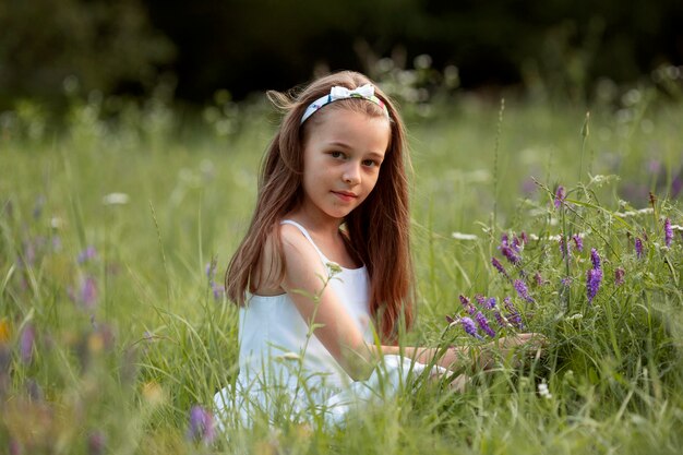 Hermosa niña feliz divirtiéndose en la naturaleza