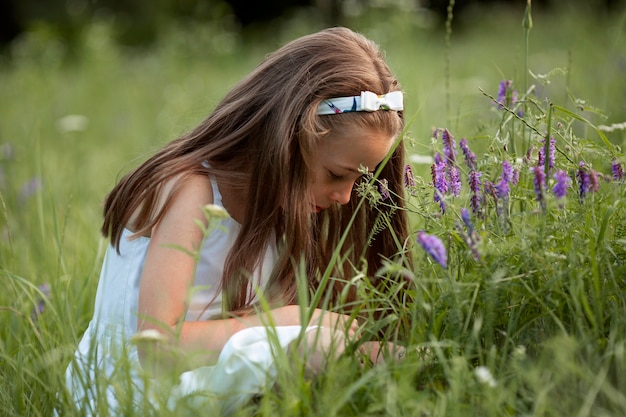 Hermosa niña feliz divirtiéndose en la naturaleza