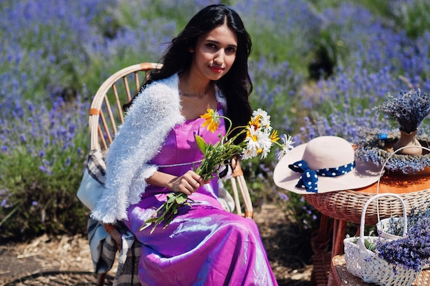 Hermosa niña india usa vestido tradicional saree india en campo de lavanda púrpura