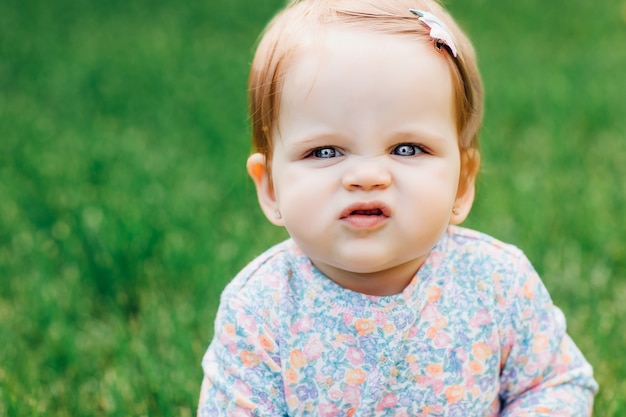 Hermosa niña en un parque