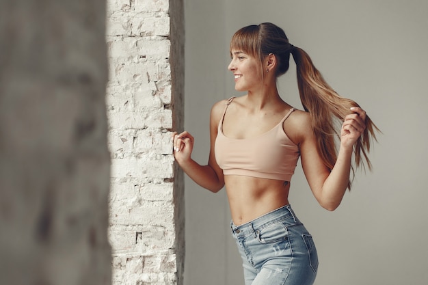 Una hermosa niña participa en un estudio de yoga