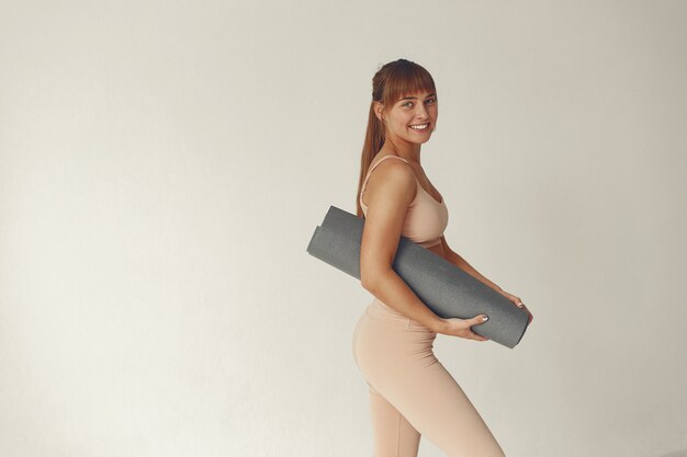 Una hermosa niña participa en un estudio de yoga