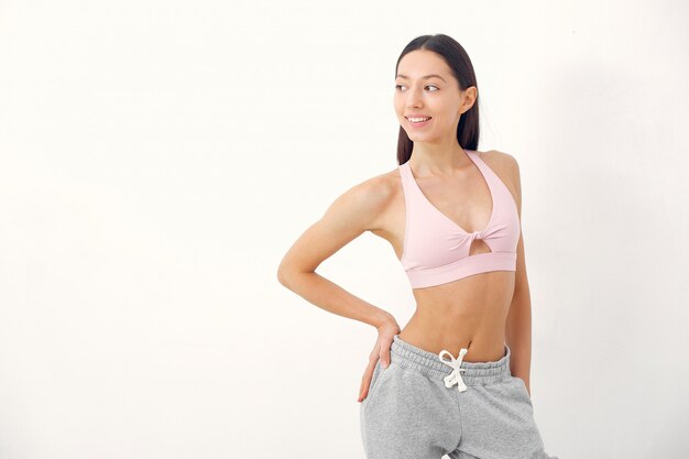 Una hermosa niña participa en un estudio de yoga