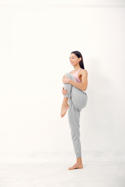 Una hermosa niña participa en un estudio de yoga