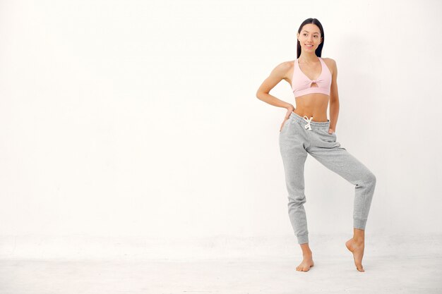 Una hermosa niña participa en un estudio de yoga