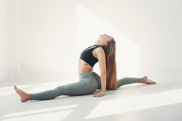 Una hermosa niña participa en un estudio de yoga