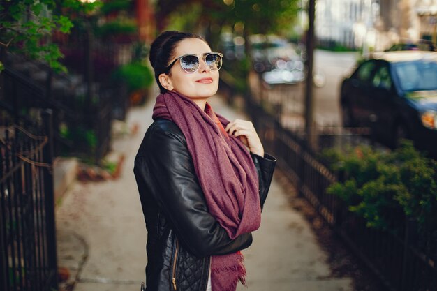 hermosa niña de pie en la calle en Chicago