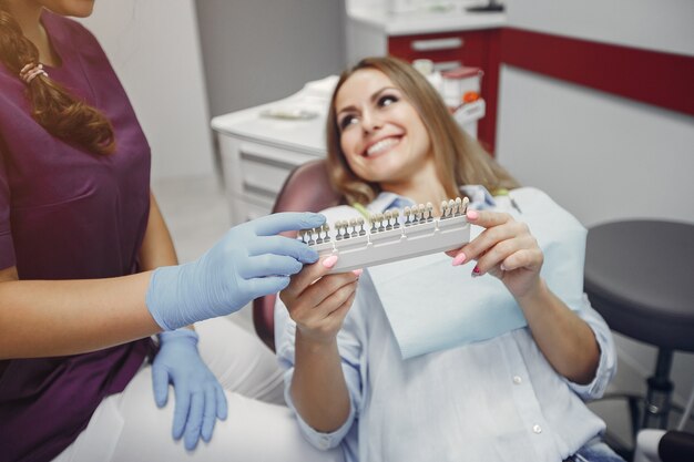 Hermosa niña sentada en el consultorio del dentista