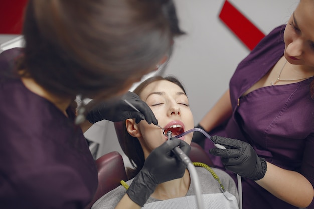 Hermosa niña sentada en el consultorio del dentista