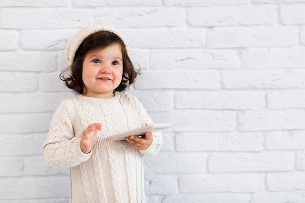 Foto gratuita hermosa niña con un teléfono inteligente