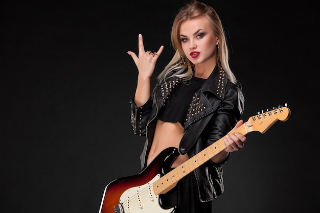 Hermosa niña tocando la guitarra