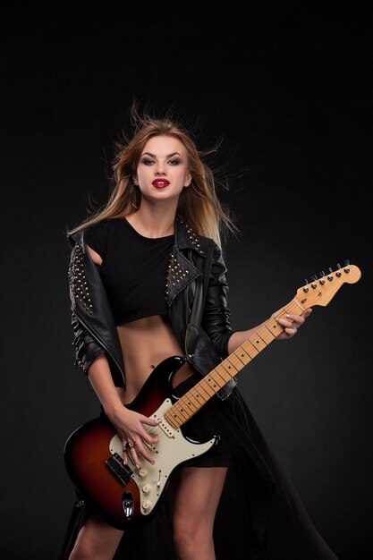 Hermosa niña tocando la guitarra