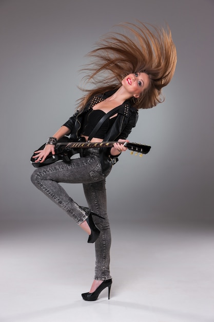 Hermosa niña tocando la guitarra