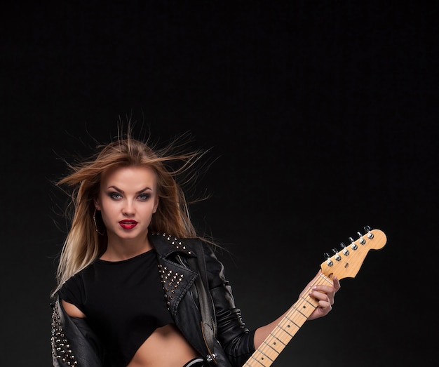 Foto gratuita hermosa niña tocando la guitarra