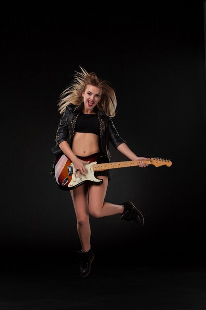 Hermosa niña tocando la guitarra