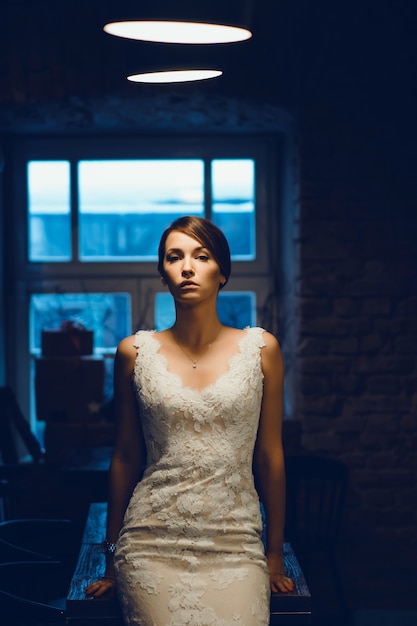 Foto gratuita hermosa novia en un elegante vestido de novia blanco