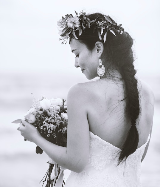 Hermosa novia junto al mar