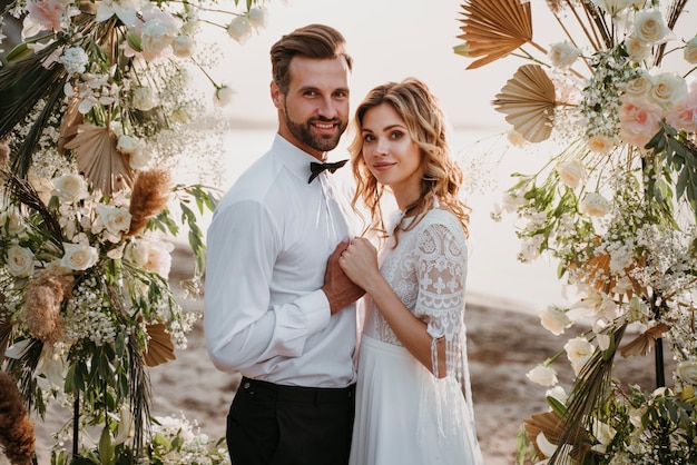 Hermosa novia y el novio en una boda en la playa