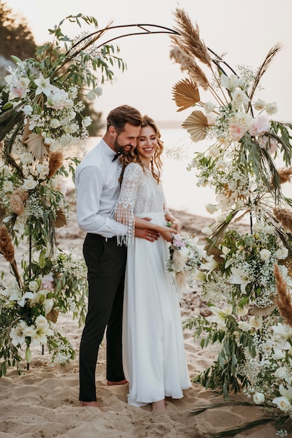 Hermosa novia y el novio en una boda en la playa