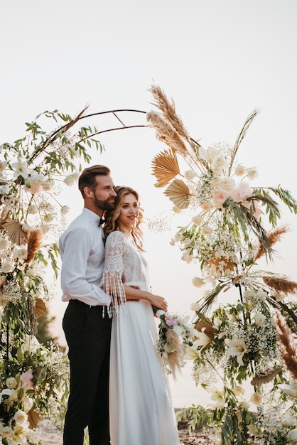 Hermosa novia y el novio en una boda en la playa