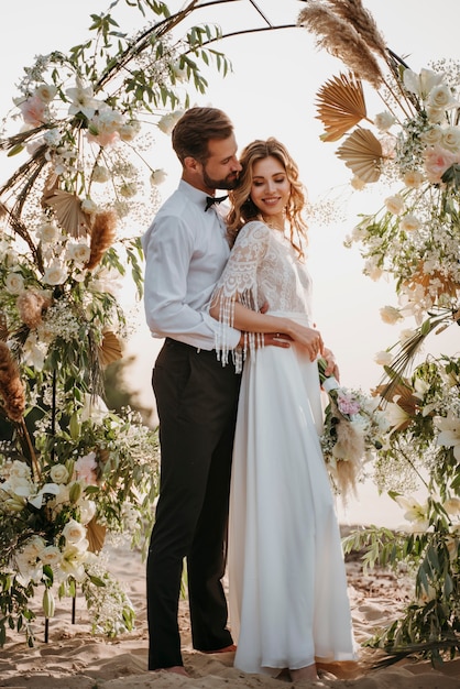 Hermosa novia y el novio en una boda en la playa