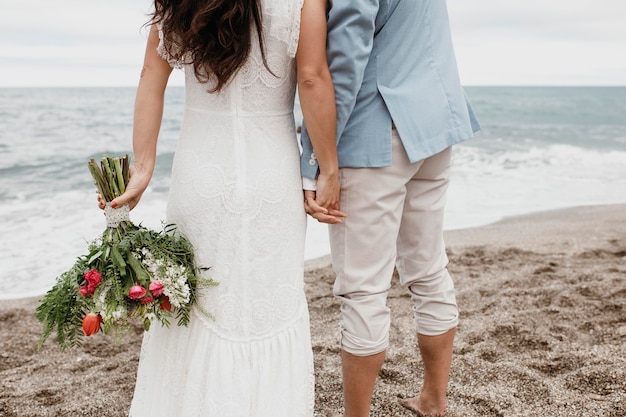 Hermosa novia y el novio en la playa.