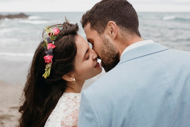 Hermosa novia y el novio en la playa.