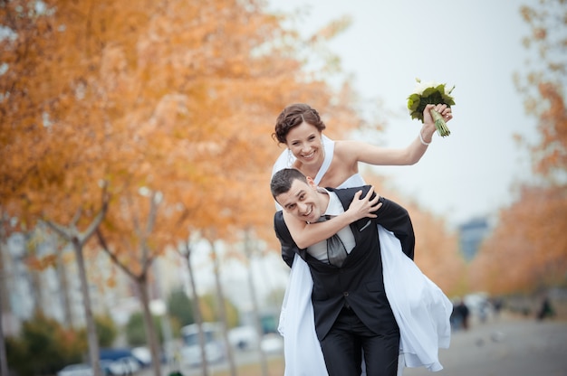 Una hermosa novia y novio