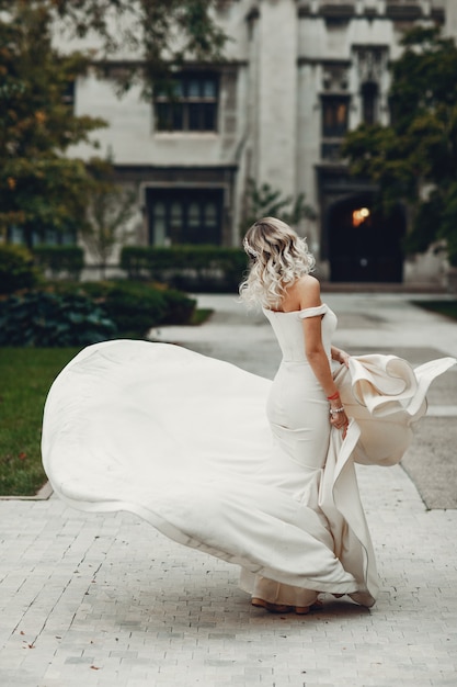 Hermosa novia en un parque