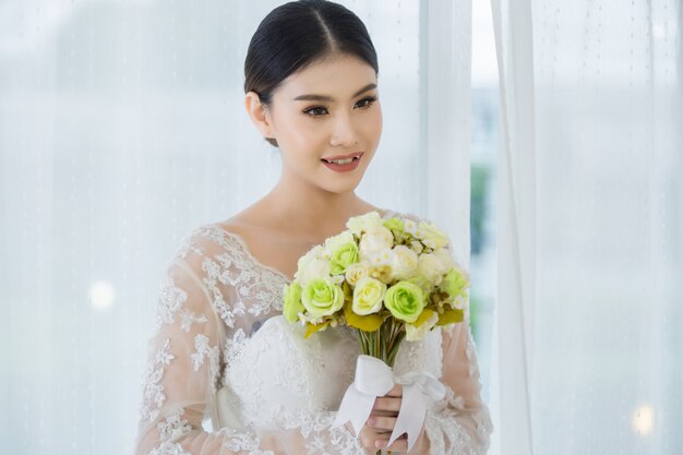 Hermosa novia con ramo de flores de boda
