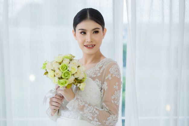 Hermosa novia con ramo de flores de boda