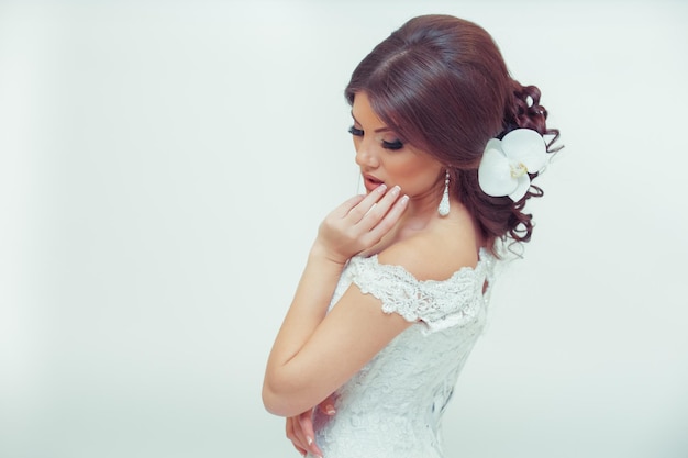 Foto gratuita hermosa novia sobre un fondo blanco